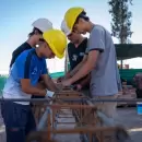 Alumnos de escuelas t�cnicas mendocinas colaboran en la construcci�n de aulas