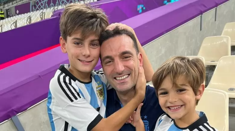 Scaloni con sus dos hijos , Ian y Noah