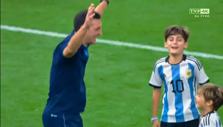 Scaloni festejando con sus hijos