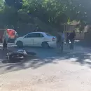 Un joven en una moto choc� contra un auto en Capital y se fug� herido del lugar