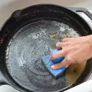 En pocos pasos, c�mo limpiar las sartenes con k�tchup y vinagre