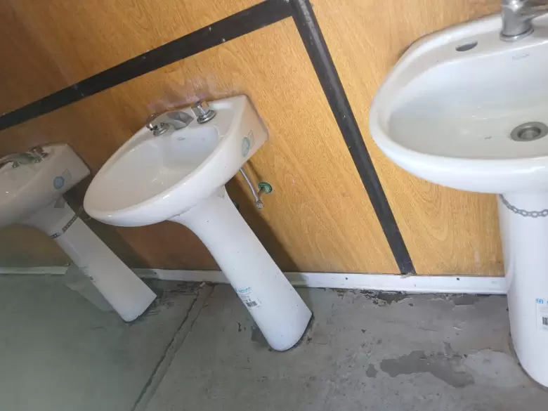 Ba�os vandalizados en el complejo Horcones