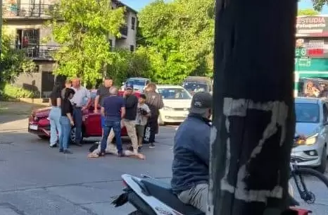 Los vecinos lograron detener a uno de los delincuentes