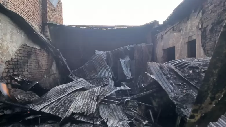 Im�genes del incendio en Muebles Costa