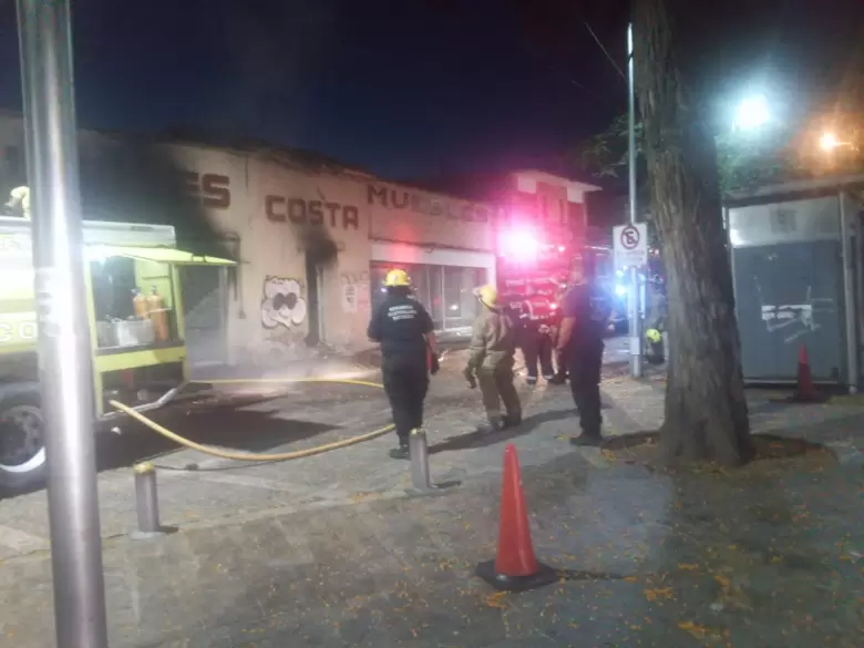 Bomberos lograron controlar el incendio para que no se extienda a las viviendas cercanas