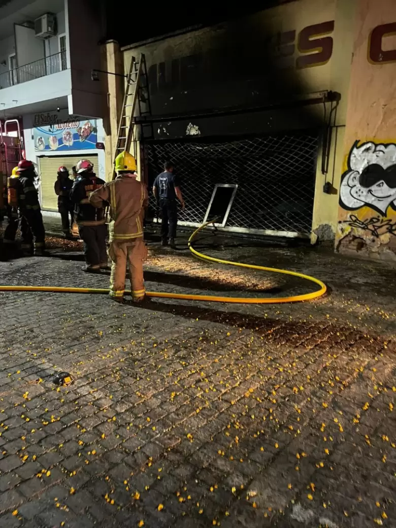 Bomberos lograron controlar el incendio para que no se extienda a las viviendas cercanas