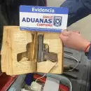 Detuvieron a un penitenciario jubilado cuando quiso ingresar a Chile con un arma dentro de un libro