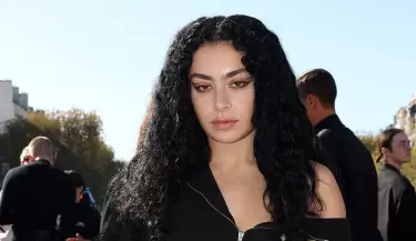 Charli XCX sorprende con concierto gratis en Times Square