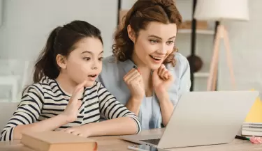 MADRE E HIJA MIRANDO LA PC