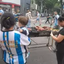 Todo el colorido y la comida de cancha en La Boca, en la previa del duelo entre Argentina y Per�