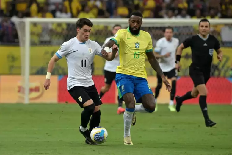 Brasil vs Uruguay: empate e implementaci�n del protocolo antirracista por primera vez en un partido disputado en ese pa�s.