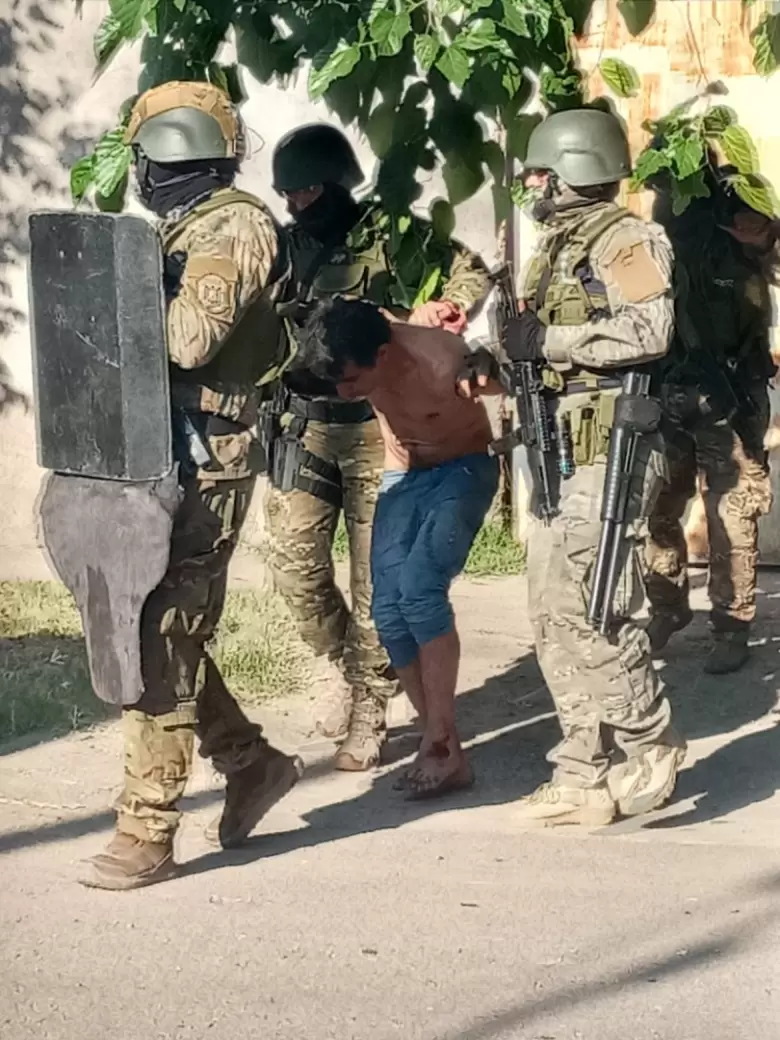 Grupos especiales reducen a un atrincherado en Las Heras