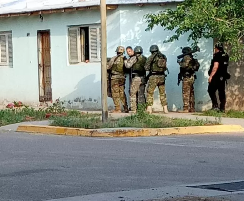 Grupos especiales reducen a un atrincherado en Las Heras