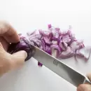 Descubre el mejor truco casero para cortar cebolla sin llorar