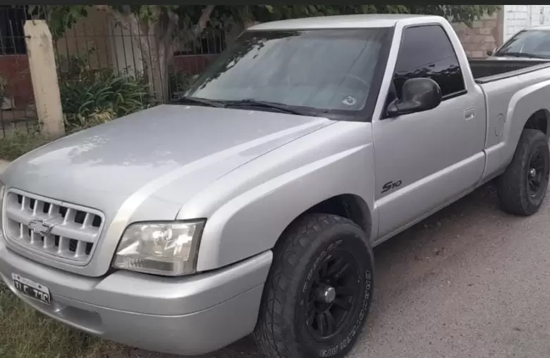 En un segundo operativo se ubicó a una camioneta gris que presentaba una chapa adulterada no correspondiente al rodado.