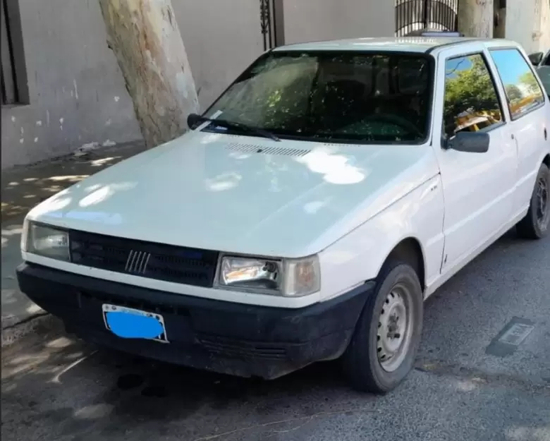 Automóvil Fiat Uno con pedido de secuestro en Godoy Cruz, Mendoza.