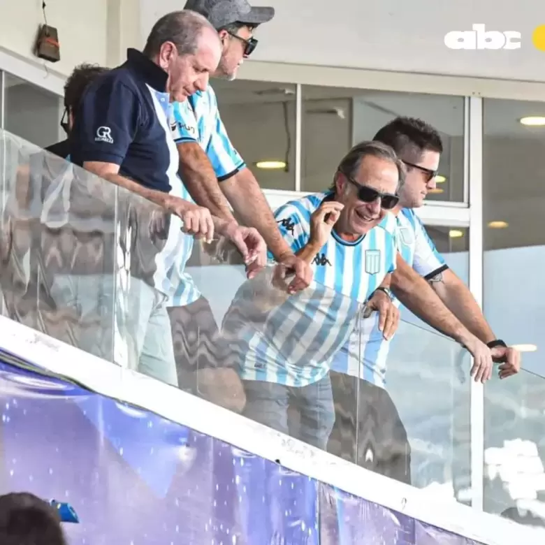 Francella viendo a Racing Campeón de la Sudamericana.