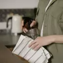 El mejor truco casero para limpiar las manchas de los trapos de cocina