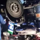 (Videos) Un camionero paraguayo volc� en el ingreso a los Caracoles chilenos y muri� en el acto