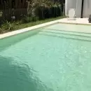 Piletas color arena: la tendencia viral que reemplaza al azul en los jardines