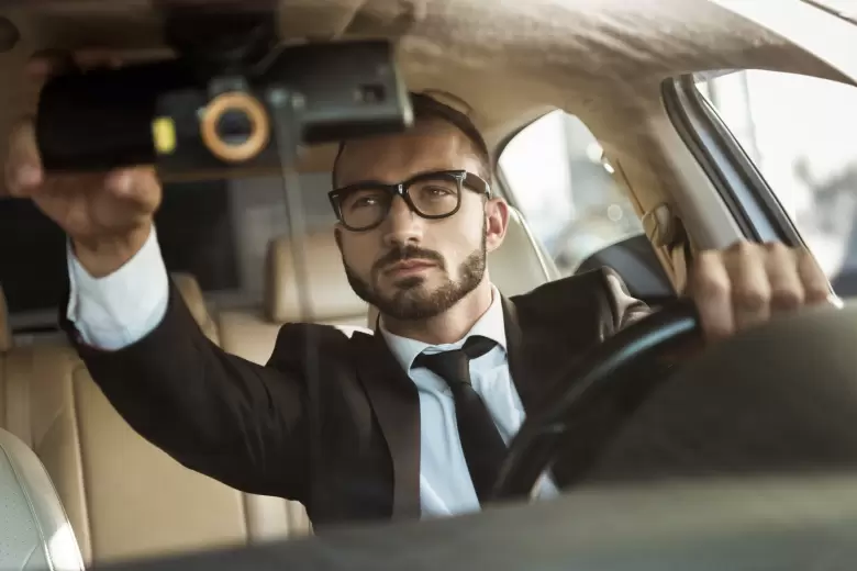 hombre conduciendo