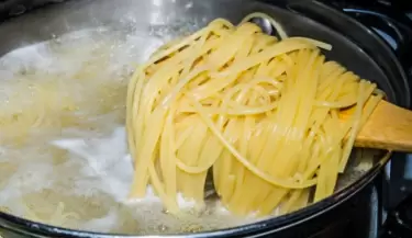 cocinando fideos