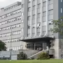 Tiroteo y persecuci�n en el Acceso Este: Una joven y un polic�a terminaron heridos