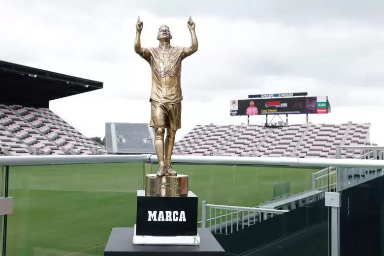 La estatuilla para el diez.