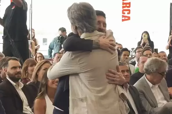 Leo y Carlos Benavidez en la ceremonia de entrega del premio