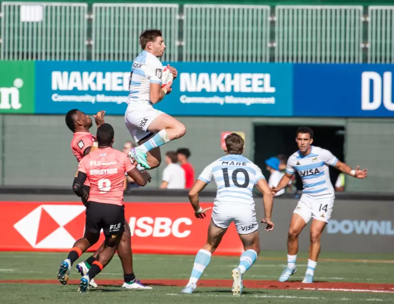 Intenso duelo contra Fiji durante el Seven de Dubai (FOTO gentileza UAR)