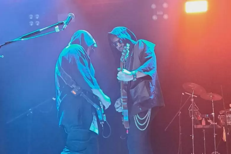 Color y mucho rock, los condimentos que hicieron vibrar al Bustelo