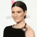 Video: As� fue la dolorosa ca�da de Laura Pausini en pleno show que preocup� al p�blico