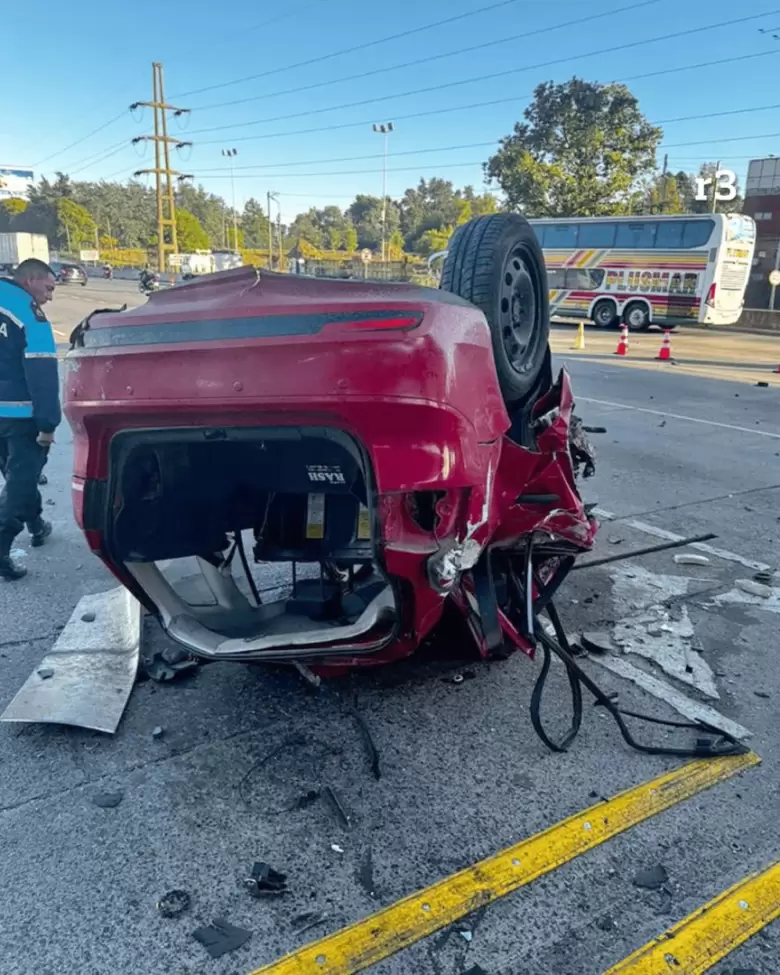 As� qued� el auto Volkswagen Sur�n que impact� contra la cabina de peaje.