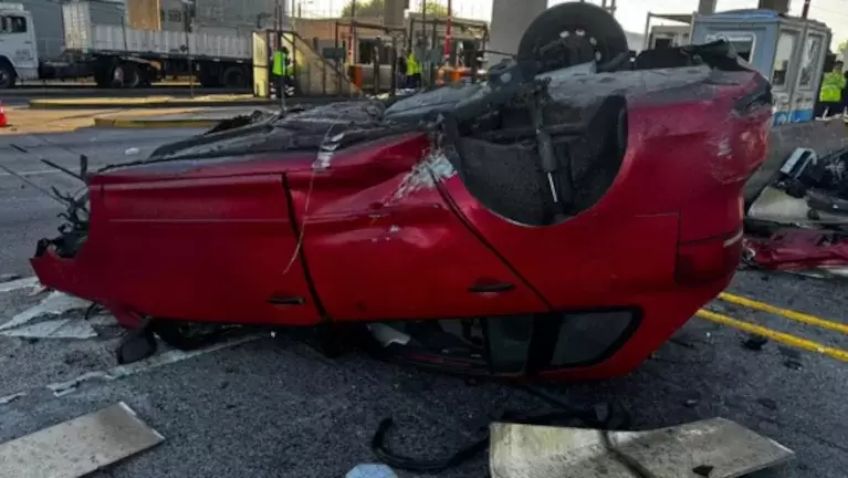 Así quedó el auto de Diego Martinez tras chocar contra la cabina de peaje.