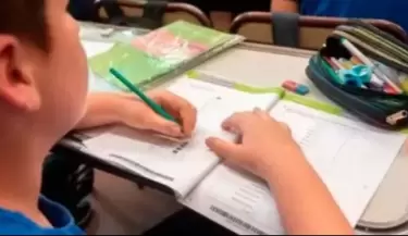 La ayuda escolar anual est� dirigida a ni�os en edad escolar de hasta 17 a�os, e