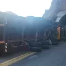 (Fotos) Un cami�n volc� y aplast� a un auto en Alta Monta�a: Un muerto y cinco heridos graves