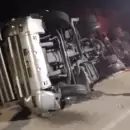 Accidente vial en Lavalle: un camionero toc� la banquina y termin� volcando