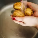 As� se hace el truco casero para aplicar las c�scaras de papa como abono para las plantas de tu jard�n