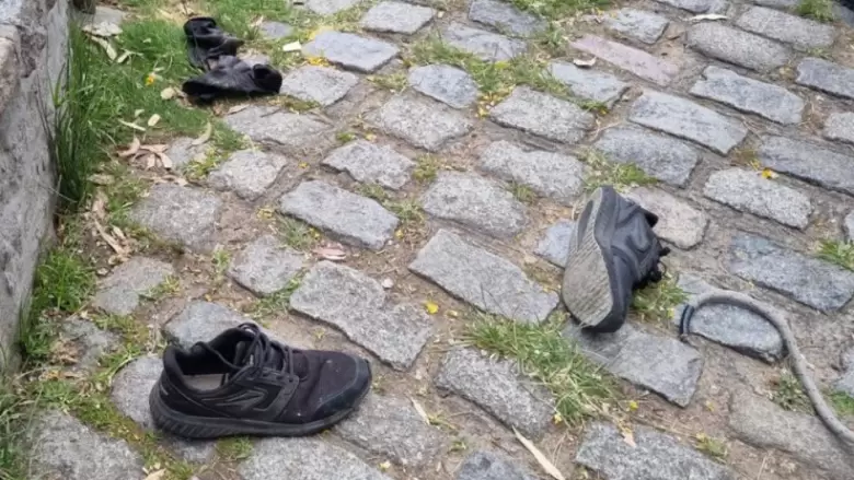 Las pertenencias del hombre que se encontraban afuera del lago.
