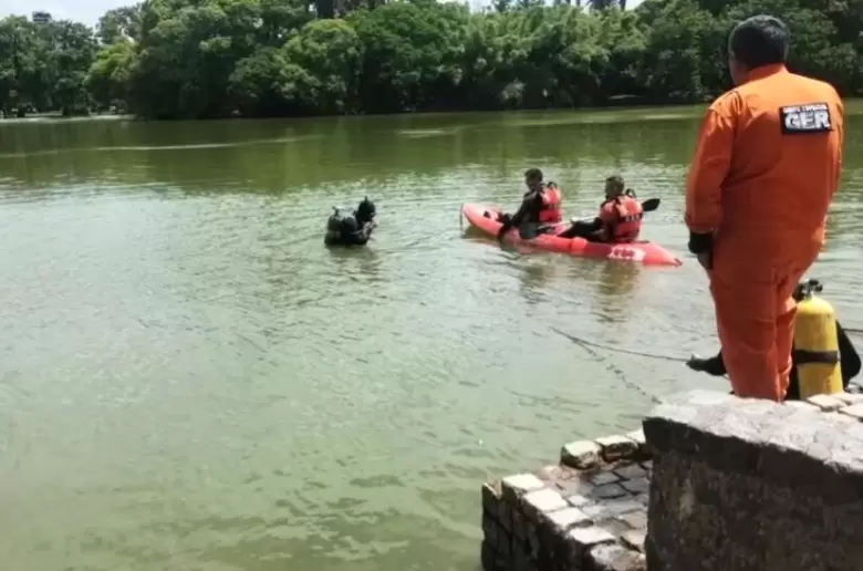 El operativo de búsqueda en los lagos de Palermo.