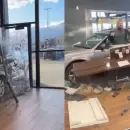 Video: compr� un auto fallado, se enoj� y lo estrell� contra la concesionaria