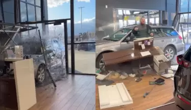 Auto chocando contra concesionaria