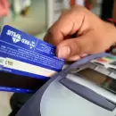 El uso de tarjetas se enfr�a en pesos, pero crece el gasto en d�lares