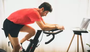 Persona usando la bicicleta fija