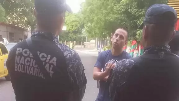 La última imagen del gendarme argentino en tierra venezolana.