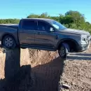 (Video) Una obra mal se�alizada provoc� que su camioneta quedara colgando en una zanja