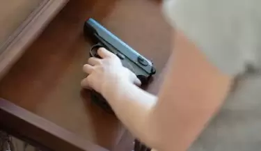nina con arma