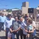 (Video) Rom�ntico: Le propuso casamiento a su pareja en plena entrega de viviendas en Las Heras