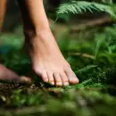 Caminar descalzo: un paso hacia la salud y el bienestar