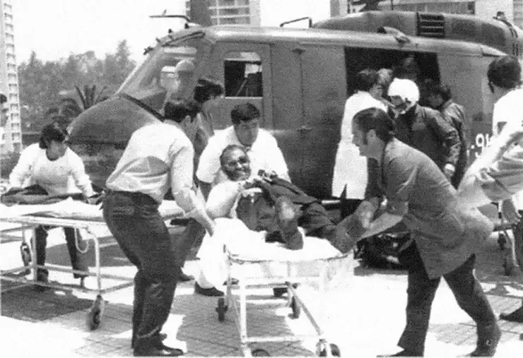 el sobreviviente uruguayo javier methol es bajado del h-91 en la posta central de santiago el 22 de diciembre de 1972